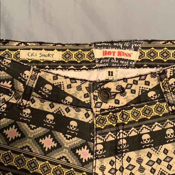 Skull shorts - Picture 2 of 3